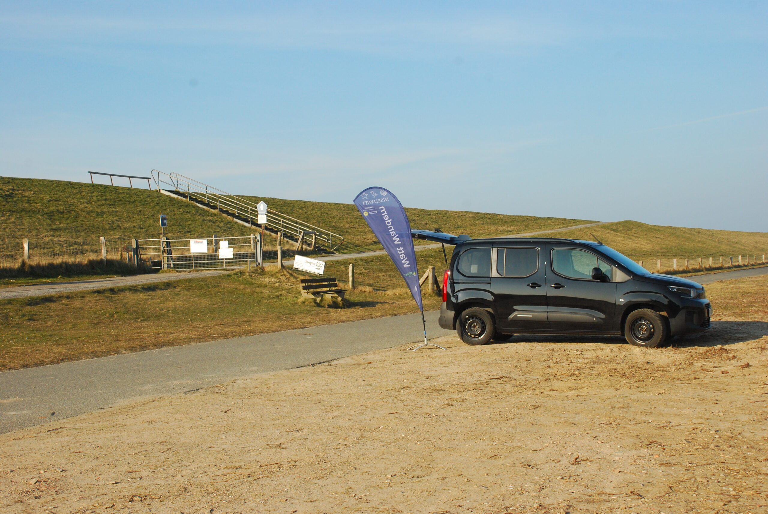 Föhr Dunsum - Parkplatz am Deich - Schwarzes Auto + blaue Flagge