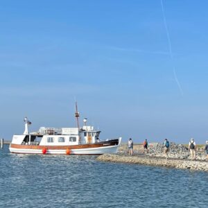 Das Schiff Rungholt holt uns nach der Wattwanderung zu den Halligen wieder ab.