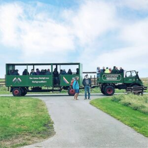Der Halligexpress fährt uns nach der Wattwanderung zu den Halligen zum Hafen.